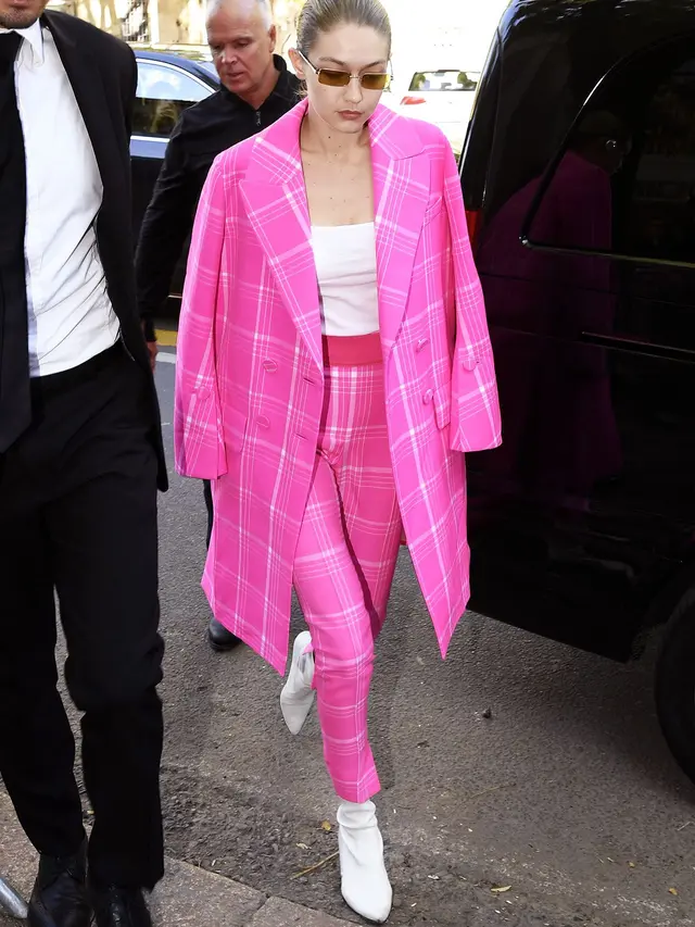 [Bintang] Tidak Terkesan Feminine, Ini Cara Gigi Hadid Padukan Millennial Pink Outfit