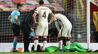 Pau Lopez sempat mendapat perawatan di dalam lapangan. (AFP/Paul Ellis)