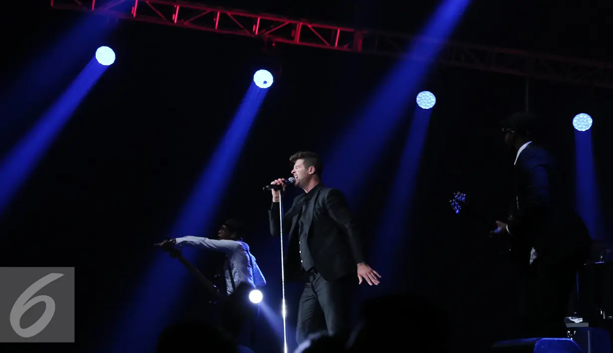 Aksi Panggung Robin Thicke Penyanyi asal Amerika Serikat saat menghibur penonton Java Jazz Festival (JJF) 2016, Jakarta, Jumat (4/3). Robin Thicke menghibur para pencinta Jazz dengan lagu kondangnya yakni Lost Without You. (Liputan6.com/Angga Yuniar)