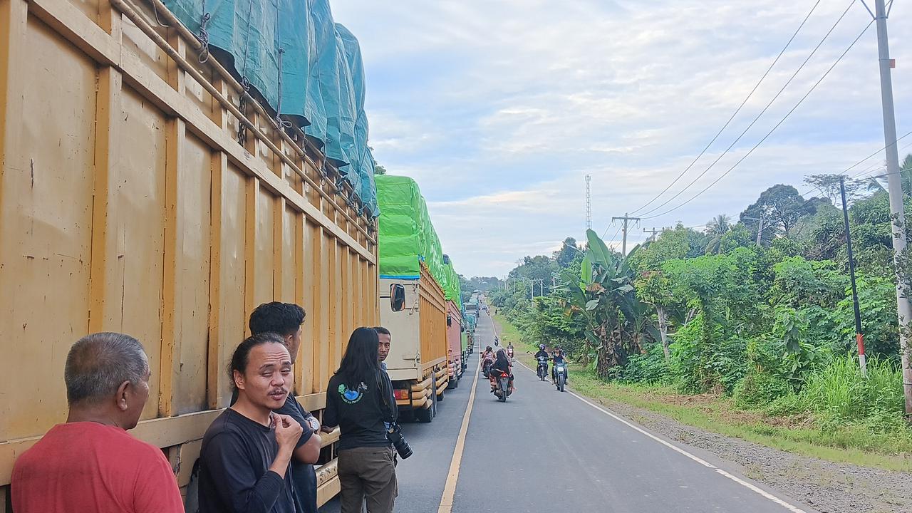 Jeritan Sopir Angkutan Barang Terjebak di Jalan Lintas Jambi-Sumbar Putus Total, Antrean Truk Mengular 10 Kilometer