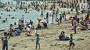 Wisatawan memadati Pantai Ancol saat mengisi libur Natal, Jakarta, Minggu (25/12/2022). Kepala Komunikasi PT Pembangunan Jaya Ancol Ariyadi Eko Nugroho mengungkapkan per hari ini jumlah wisatawan di Taman Impian Jaya Ancol tembus 40.000, angka tersebut meningkat dua kali lipat dibanding libur hari biasa maupun Natal tahun 2021. (merdeka.com/Iqbal S. Nugroho)