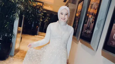 Dinda Hauw Kenakan Lace Dress di Gala Premiere Cinta Subuh
