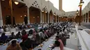 Di Riyadh, kaum muslim berkumpul di masjid Pangeran Turki bin Abdullah untuk melaksanakan ibadah berbuka puasa bersama di hari pertama Ramadan, (29/6/2014). (REUTERS/Faisal Al Nasser)