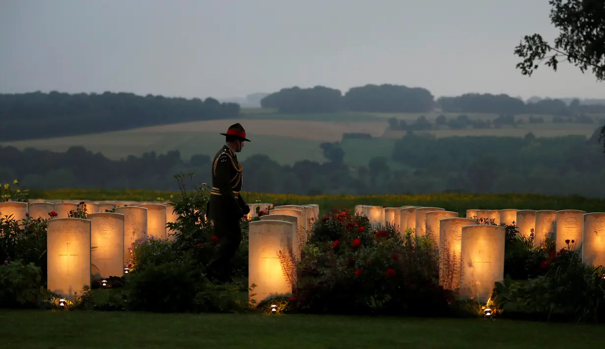 Mayor Jenderal Peter Kelly, Kepala tentara Selandia Baru, berjalan di antara kuburan jelang peringatan Thiepval 100 tahun Pertempuran Somme di Thiepval, Prancis, (30/6). (REUTERS/Phil Noble)