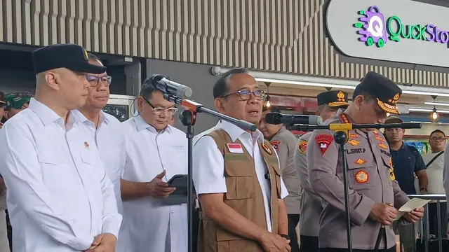 Menteri Koordinator Bidang Pembangunan Manusia dan Kebudayaan (Menko PMK) Pratikno saat memantau pergerakan arus mudik di Bandara Soekarno-Hatta, Tangerang, Banten. (Istimewa)