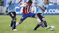 Momen perebutan bola dalam laga Uruguay vs Paraguay