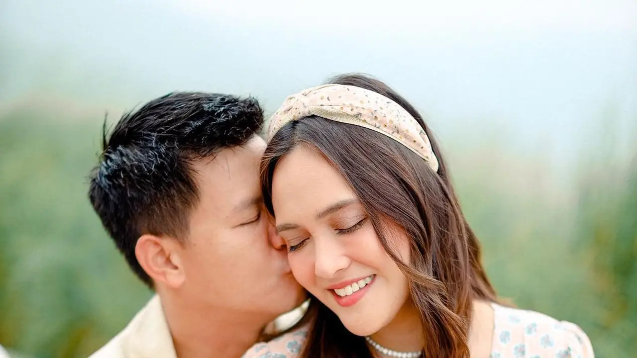 Dikabarkan Cerai, Ini 7 Potret Mesra Shandy Aulia dan David Herbowo