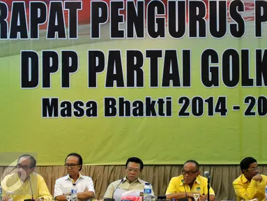Ketua Umum Partai Golkar, Aburizal Bakrie (ketiga kanan) memimpin rapat pengurus pleno di gedung DPP Partai Golkar, Jakarta, Kamis (7/4/2016). Rapat tersebut merumuskan gelaran Munas Partai Golkar yang akan digelar di Bali. (Liputan6.com/Johan Tallo)
