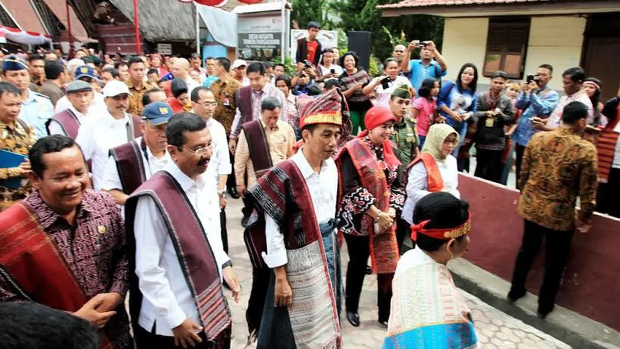 Jokowi Kenakan Ulos Kebesaran Raja Batak di Karnaval Danau Toba (Foto: Liputan6.com/Reza Perdana)