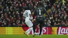 Kiper Liverpool, Alisson Becker (kanan) berusaha menghalau bola namun membentur pemain Real Madrid yang berujung menjadi gol saat laga leg pertama Liga Champions 2022/2023 yang berlangsung di Anfield, Rabu (22/02/2023) WIB. Liverpool kalah dengan skor 2-5 dari Real Madrid. (AP Photo/Jon Super)