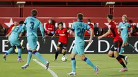 Pemain Mallorca, Takefusa Kubo, menggiring bola saat melawan Barcelona pada laga La Liga di Estadio de Son Moix, Minggu (14/6/2020). Barcelona menang dengan skor 4-0. (AP/Francisco Ubilla)
