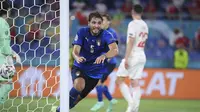 Gelandang Italia, Manuel Locatelli melakukan selebrasi usai mencetak gol ke gawang Swiss dalam laga Grup A Euro 2020 di Olimpico Stadium, Roma, Kamis (17/6/2021) dini hari WIB. (Foto: AP/Pool/Ettore Ferrari)