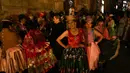 Para wanita Aymara mengenakan busana kreasi desainer lokal bersiap pada peragaan busana Chola di La Paz, Bolivia, Kamis (14/10/2021). Peragaan busana ini dirancang untuk mempromosikan gaya Andes dan kecantikan wanita Aymara, yang biasa disebut Cholitas dalam bahasa Bolivia. (AP Photo/Juan Karita)