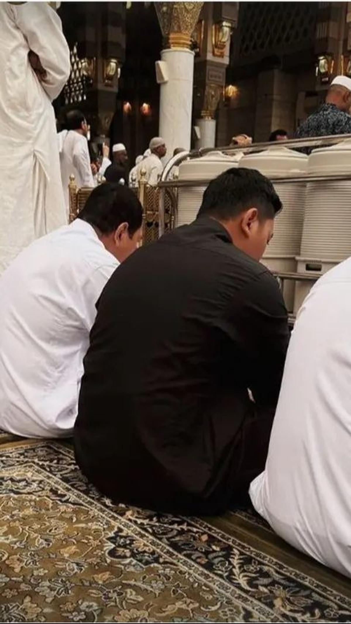 Darma Mangkuluhur, putra sulung Tommy Soeharto, terlihat sangat khusyuk dalam beribadah di Tanah Suci.