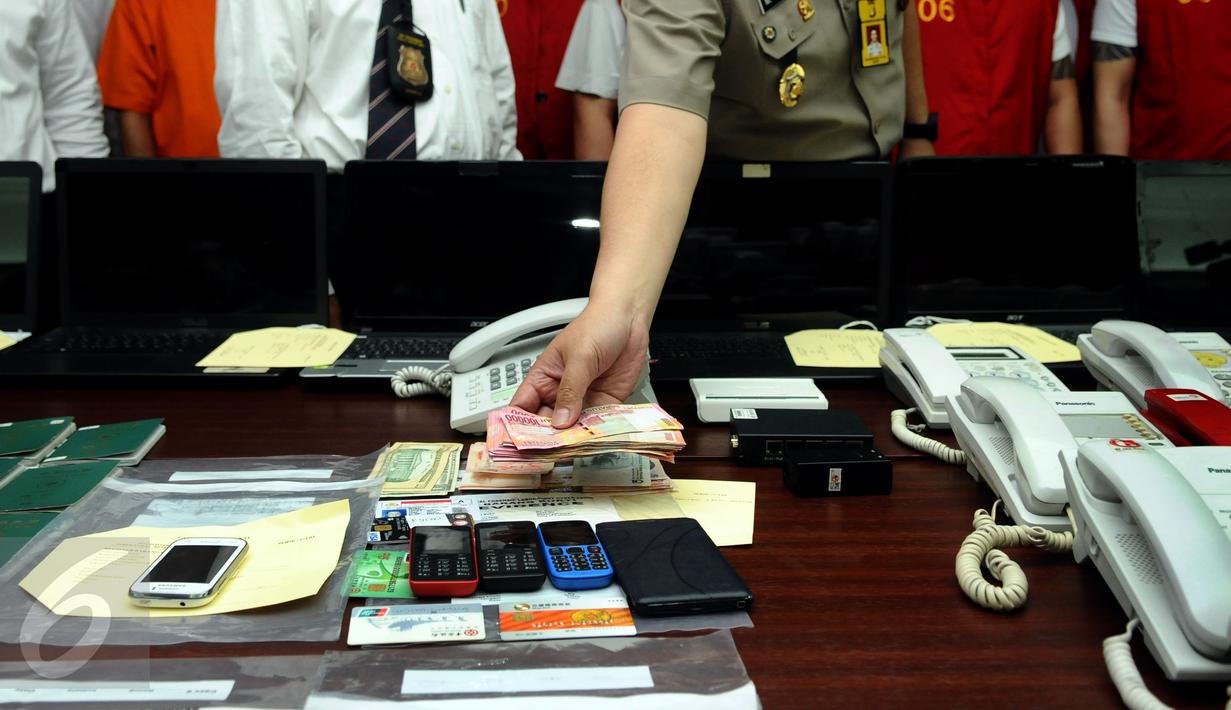 Petugas memperlihatkan sejumlah barang bukti pengungkapan penipuan online menggunakan VOIP diperlihatkan saat rilis di Mapolda Metro Jaya, Jakarta, Senin (1/2/2016). Polisi menahan 9 WNA serta 1 WNI dalam kasus ini. (Liputan6.com/Helmi Fithriansyah)