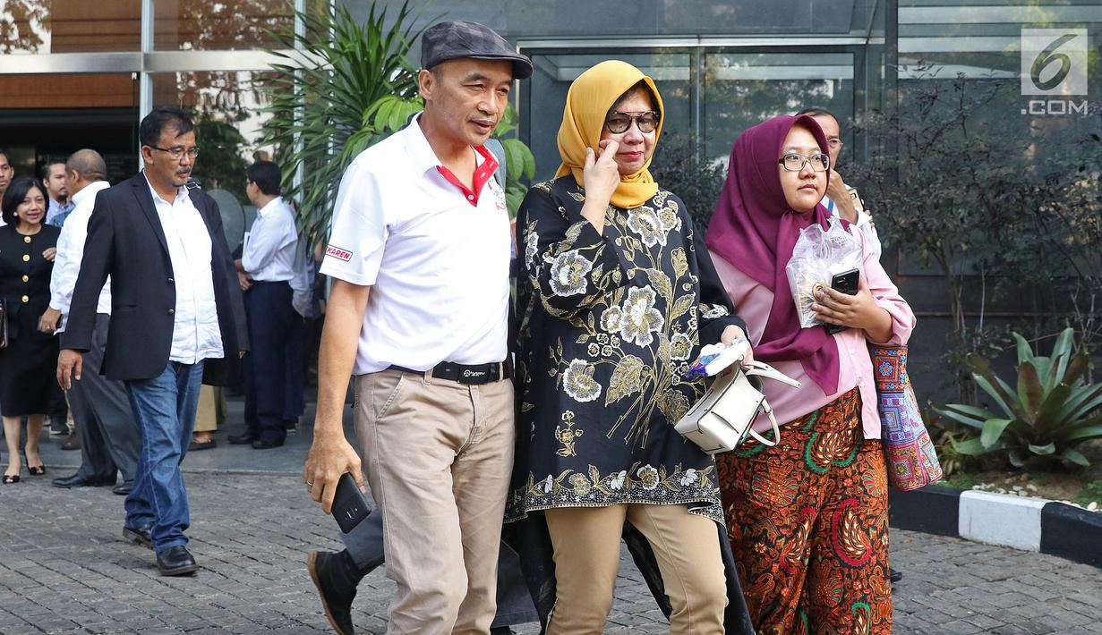 Mantan Dirut Pertamina Karen Agustiawan (tengah) usai menjalani sidang vonis di Pengadilan Tipikor, Jakarta, Senin (10/6/2019). Vonis hakim tidak mewajibkan Karen membayar uang pengganti karena dinyatakan tidak terbukti menerima keuntungan. (Liputan6.com/Herman Zakharia)