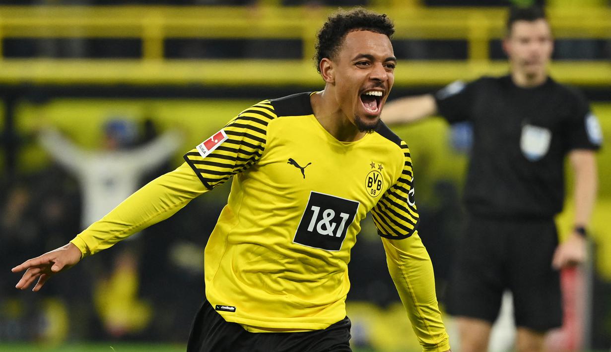 Donyell Malen. Striker Belanda berusia 23 tahun yang baru semusim berseragam Borussia Dortmund ini didatangkan dari PSV Eindhoven pada awal musim 2021/2022 dengan nilai transfer 30 juta euro atau kini setara Rp470,3 miliar. PSV sendiri mempromosikannya ke tim senior dari tim Akademi PSV U-21 pada awal musim 2018/2019. Bersama Borussia Dortmund ia telah tampil dalam 37 laga di semua ajang dengan torehan 9 gol dan 6 assist. (AFP/Ina Fassbender)