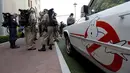 Sejumlah orang mengenakan kostum Ghostbusters berkumpul dekat kendaraan Ecto - 1 di Sony Studios, Culver City, California, (2/3). Para penggemar film " Ghostbusters " dikumpulkan untuk melakukan foto bersama. (REUTERS / Mario Anzuoni)