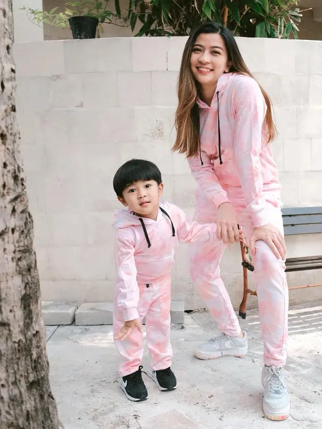 6 Potret Ayu Hastari saat Momong Anak, Hot Mom yang Selalu Tampil Stylish