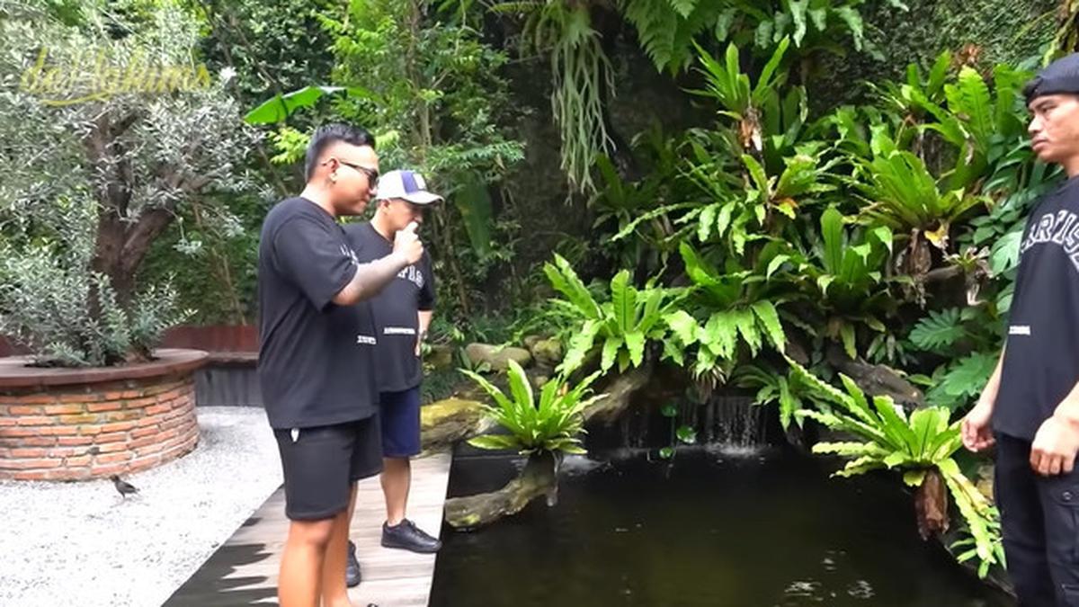 7 Potret Kolam Ikan di Rumah Irfan Hakim, Ada yang di Tengah Tangga