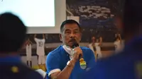 Petinggi PT Persib Bandung Bermartabat (PBB), Umuh Muchtar, merayakan ulang tahun klub di kantor Graha Persib, Bandung, Minggu (14/3/2021). (Bola.com/Erwin Snaz)