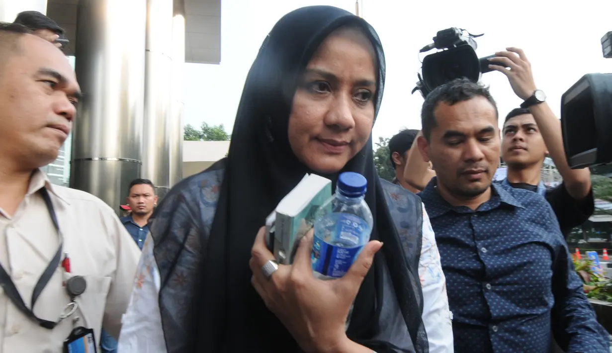 Istri Gubernur Aceh nonaktif Irwandi Yusuf, Darwati Agani seusai menjalani pemeriksaan di Gedung KPK, Jakarta, Selasa (31/7). Darwati diperiksa sebagai saksi dalam kasus dugaan korupsi Dana Otonomi Khusus Aceh (DOKA) 2018. (Merdeka.com/Dwi Narwoko)