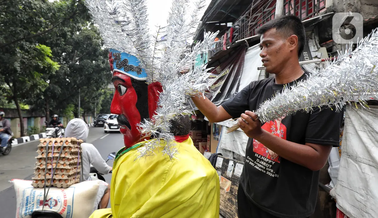 Langkah menyewakan ondel-ondel untuk ngamen ditempuh supaya para perajin atau pemilik bisa bertahan hidup di Jakarta. (Liputan6.com/Angga Yuniar)