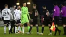 Kiper Swansea City, Freddie Woodman dan gelandang Manchester City Tommy Doyle melakukan pukulan tinju usai pertandingan perdelapan final Piala FA di di Liberty Stadium di Swansea, Wales, Kamis (11/2/2021). Kemenangan ini membuat City lolos ke perempat final Piala FA. (AFP/Pool/Rebbeca Naden)