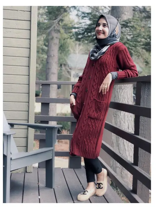 Dalam menjalani aktivitasnya sehari-hari, wanita yang juga bergelut di bidang bisnis ini juga gemar berpakaian kasual. Dan kali ini, tampilannya sederhana banget, long sweater berwarna merah dengan celana hitamnya. (Instagram/zaskiasungkar15)