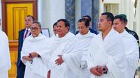 Presiden Prabowo Subianto didampingi Menko Pangan Zulkifli Hasan dan Menag Nasaruddin Umar menunaikan ibadah umrah di Masjidil Haram. (dok. Biro Pers Sekretariat Presiden)