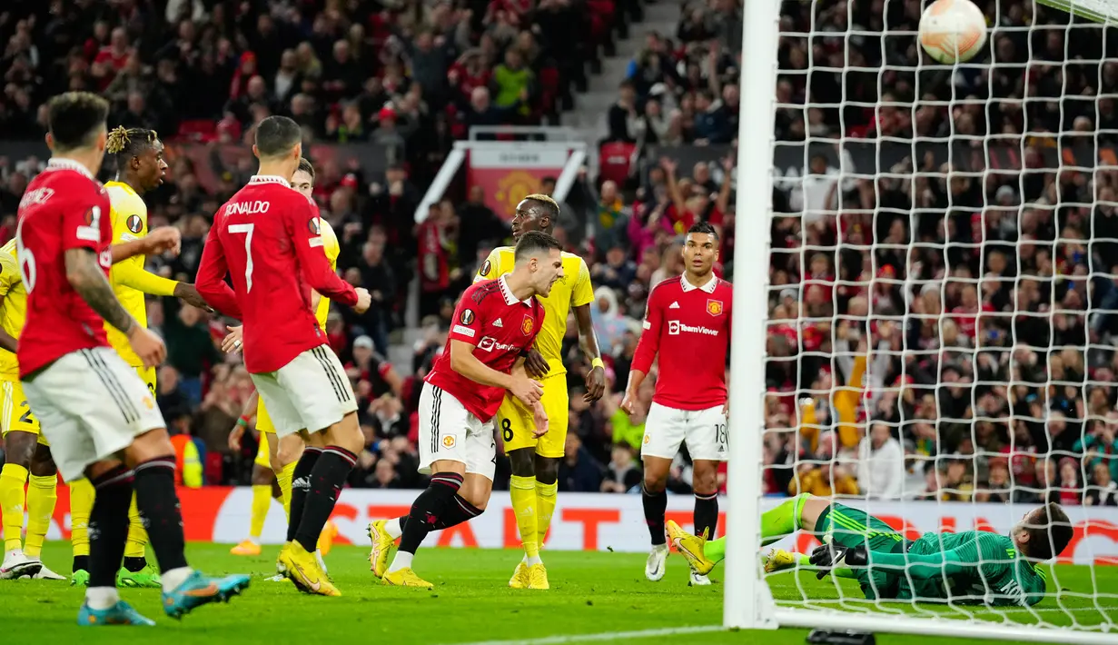 Pemain Manchester United Diogo Dalot (tengah) merayakan setelah mencetak gol ke gawang Sheriff pada pertandingan sepak bola Grup E Liga Europa di Old Trafford, Manchester, Inggris, 27 Oktober 2022. Manchester United menang 3-0. (AP Photo/Jon Super)