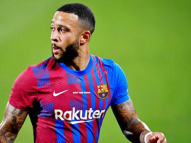 Memphis Depay - Kehadiran Xavi dan pemain baru seperti Pierre-Emerick Aubameyang dan Ferran Torres membuat bomber asal Belanda ini mulai terabaikan di Barcelona. Keadaan tersebut ingin dimanfaatkan Inter Milan untuk memboyongnya ke Giuseppe Meazza. (AFP/Pau Barrena)