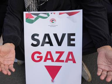 Seorang pengunjuk rasa berdoa dalam sebuah aksi unjuk rasa mendukung Palestina di Gaza, di luar Kedutaan Besar Amerika Serikat di Jakarta, Minggu, 6 Oktober 2024. (AP Photo/Dita Alangkara)