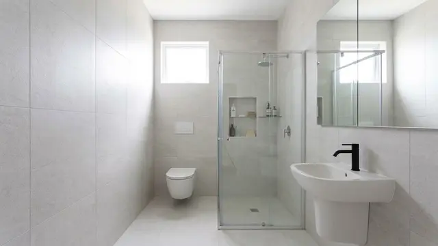 Ubin Besar dengan Motif Senada di Lantai Kamar Mandi