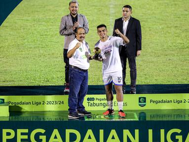 Pemain PSBS Biak, Alexsandro (kedua kanan) menerima trofi sebagai pemain terbaik Pegadaian Liga 2 2023/2024 setelah berakhirnya laga leg kedua final menghadapi Semen Padang di Stadion GOR Haji Agus Salim, Padang, Sabtu (9/3/2024). (Bola.com/Bagaskara Lazuardi)