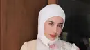 Baju kurung motif floral buat looks Aghnia semakin anggun.Ia melengkapi penampilannya dengan hijab segi empat warna senada dengan baju kurungnya. [@emyaghnia]