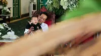 Cucu Sultan Hamengku Buwono X, RM Radityo Mandhala Yudo, menjalani upacara tedhak sinten. (dok. Instagram @kratonjogja/https://www.instagram.com/p/B5VJneLHTR6/Dinny Mutiah)
