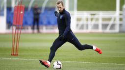 Striker Inggris, Harry Kane, menendang bola saat latihan jelang laga kualifikasi Piala Eropa di St George's Park, Selasa (19/3). Inggris akan berhadapan dengan Republik Ceko. (AP/Martin Rickett)