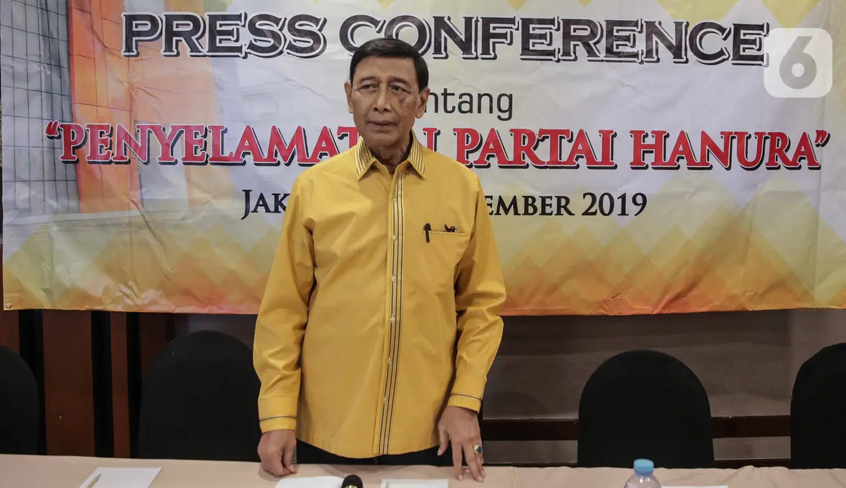 Ketua Dewan Pembina Partai Hanura Wiranto memberikan penjelasan saat menggelar preskon terkait kisruh Partai Hanura di Jakarta, Rabu (18/12/2019). Dalam penjelasannya, Wiranto menyatakan mundur dari Pembina Partai Hanura demi menghindari konflik dengan pengurus Partai. (Liputan6.com/Faizal Fanani)