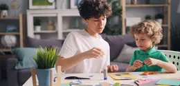 Dengan sedikit kreativitas, rumah dapat disulap menjadi tempat penuh petualangan yang membuat anak merasa sedang menikmati liburan sungguhan. (Foto/dok: Pexels/Vitaly Gariev)