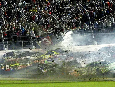 Tabrakan yang terjadi di NASCAR Sprint Cup Series, Amerika serikat, Senin (6/7/2015). Mobil Austin Dillon (no.3) terpental hingga mengenai pagar pembatas. (Reuters/Reinhold Matay)