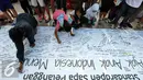 Sejumlah anak menulis di banner yang telah disediakan salah satu perusahaan alat tulis saat memperingati Hari Pelanggan Nasional di Bundaran Hotel Indonesia, Jakarta, Minggu, (6/9/2015). (Liputan6.com/Helmi Afandi) 