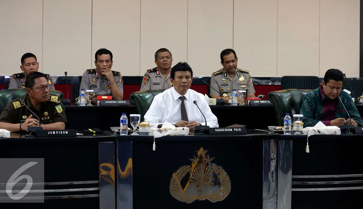 (Ki-ka) Jaksa Agung Muda Pidana Umum, Noor Rachmad, Bareskrim Polri Komjen Pol Ari Dono dan Ketua Bawaslu Muhammad jelang penandatangan nota kesepahaman (MoU) di Bareskrim Polri, Jakarta, Senin (21/11). (Liputan6.com/JohanTallo) 