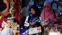 Sejumlah petugas Badan Pengawas Obat Makanan (BPOM) memeriksa makanan dan minuman dalam parsel saat menggelar razia di kawasan Cikini, Jakarta, (23/7/14) (Liputan6.com/Johan Tallo) 