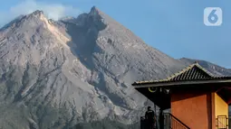 Petugas dari komunitas Siaga Merapi memantau aktivitas gunung merapi dari Lapangan Stiper, Glagaharjo, Cangkringan, Sleman, Kamis (19/11/2020). Status Gunung Merapi sudah dinaikkan pada 5 November 2020 lalu dari waspada level II menjadi siaga level III. (Liputan6.com/Johan Tallo)