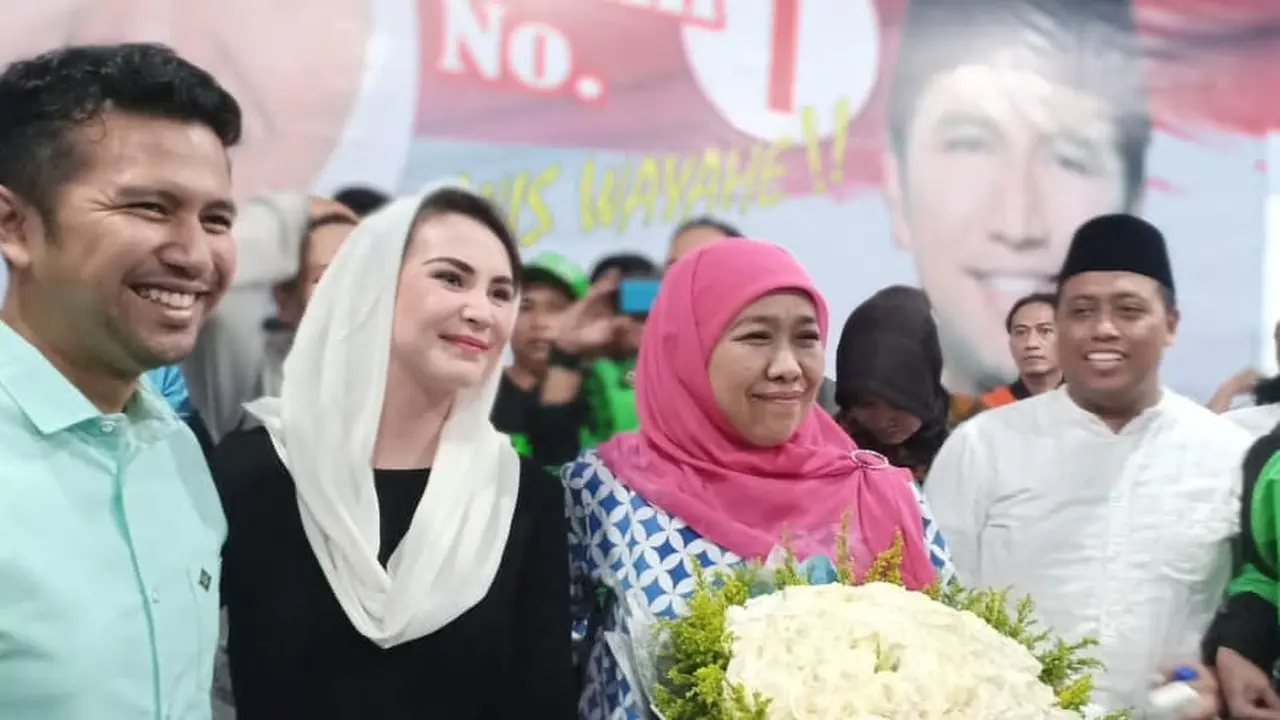 Emil Dradak dan Arumi Bachsin Memberikan Bunga di Momen Bahagia Ulang Tahun Gubernur Khofifah