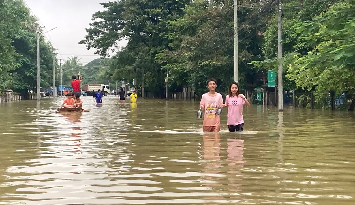 Banjir yang dipicu oleh curah hujan lebat pada Oktober melanda sebagian wilayah Myanmar selatan pada Senin (9/10), menggenangi jalan dan ladang serta membuat penduduk mengungsi ke tempat yang lebih tinggi. (AP Photo/Thein Zaw)
