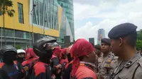 Aksi demo dari berbagai elemen serikat pekerja sudah tampak di seberang jalan Bunderan Waru Sidoarjo, Jawa Timur. (Foto: Liputan6.com/Dian Kurniawan)
