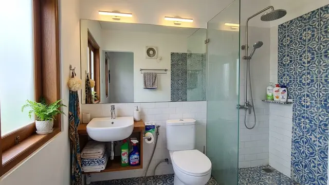 Model Kamar Mandi Kecil dengan Shower yang Tetap Terlihat Luas