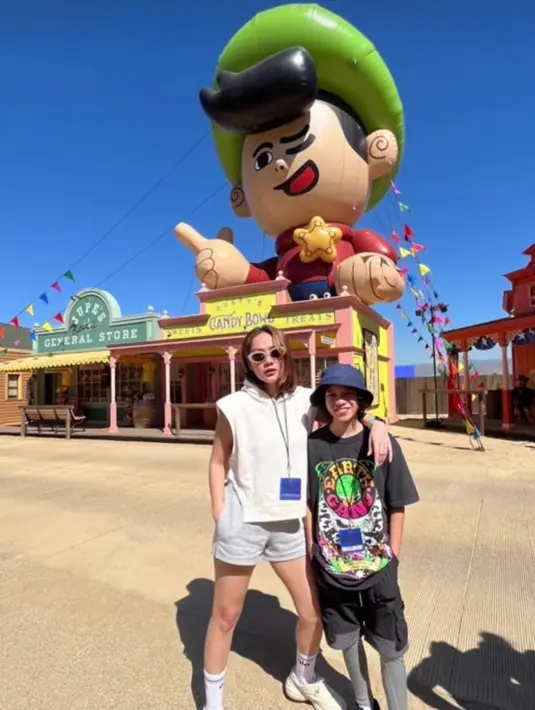 Tampil bak anak muda, BCL justru disebut seperti kakak dari Noah. [instagram/bclsinclair]